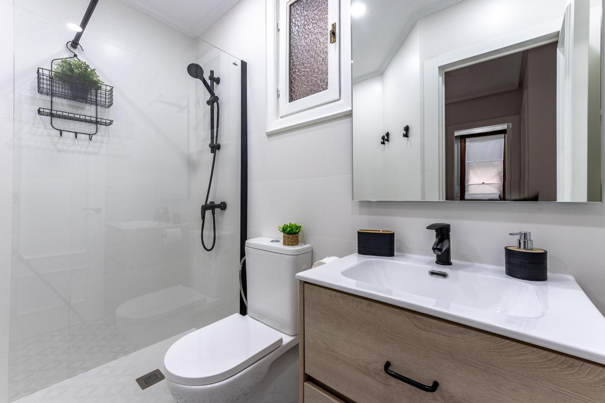 Lovely And Calm - Good Location In The Center Of Apartment *